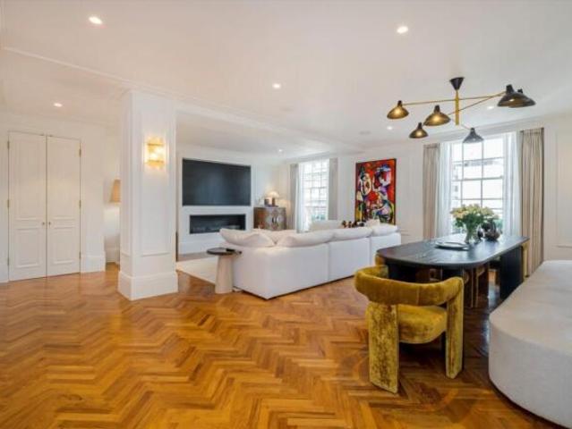 Flat for sale in Mayfair, Greater London