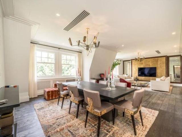 Flat for sale in Mayfair, Greater London