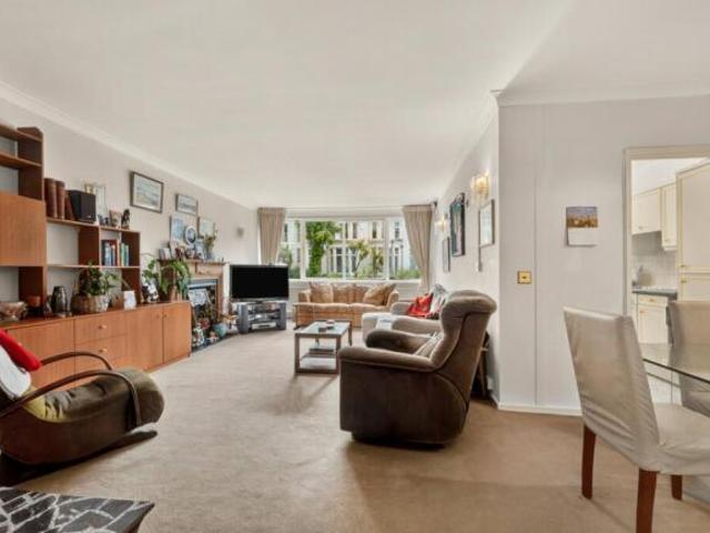 Flat for sale in Batchworth, Hertfordshire