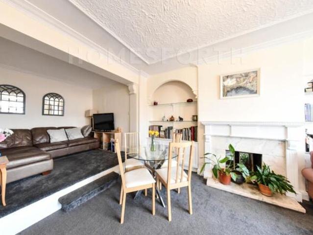 Flat for sale in Finchley, Greater London