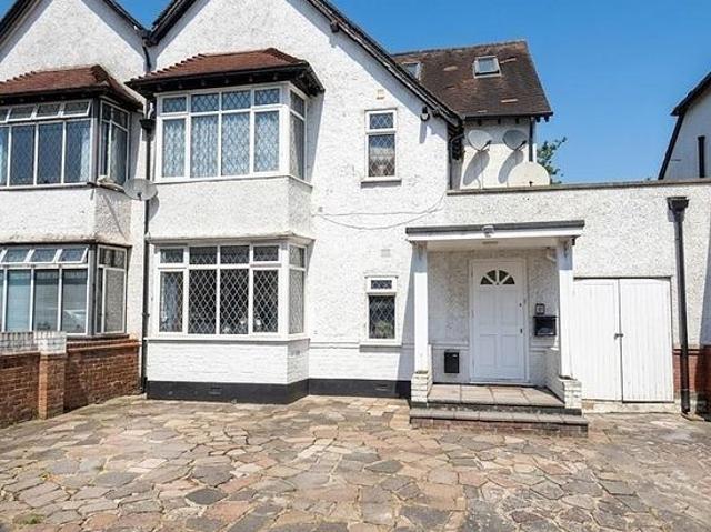 Apartment for rent in Little Stanmore, Greater London