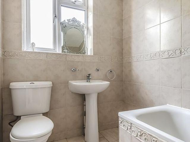 Apartment for rent in Broadfields, Greater London