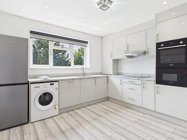 Apartment for rent in Little Stanmore, Greater London