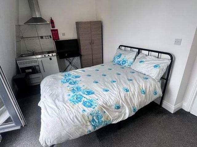 Apartment for rent in Newbury Park, Greater London