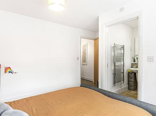 Apartment for rent in Poplar Grove, Greater London