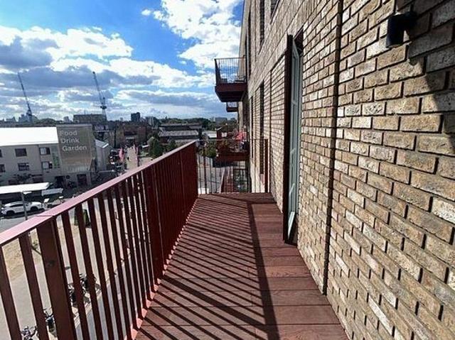 Apartment for rent in East Wick, Greater London