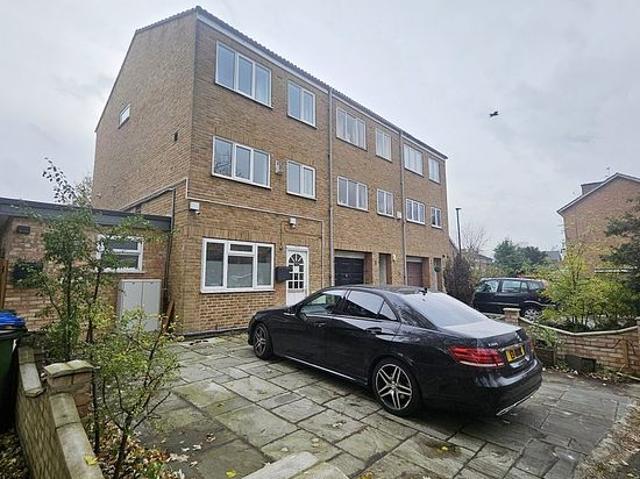 Apartment for rent in Horn Park, Greater London