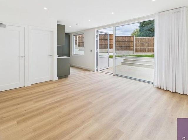 Apartment for rent in Brunswick Park, Greater London