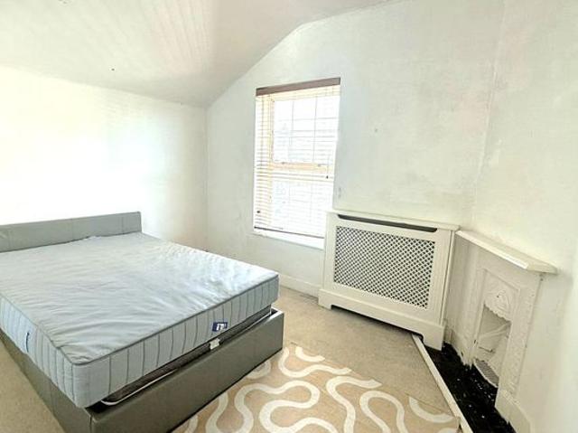 Apartment for rent in London Borough of Merton, Merton Park