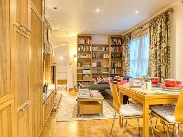 Apartment for rent in Hale End, Greater London