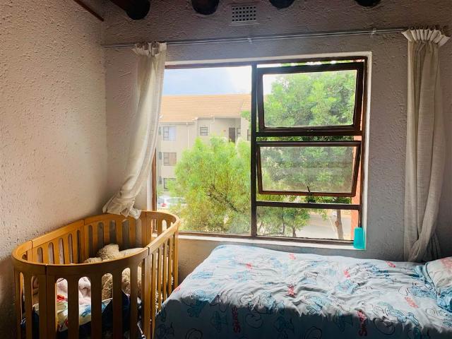 Flat for sale in Johannesburg, North & Sandton