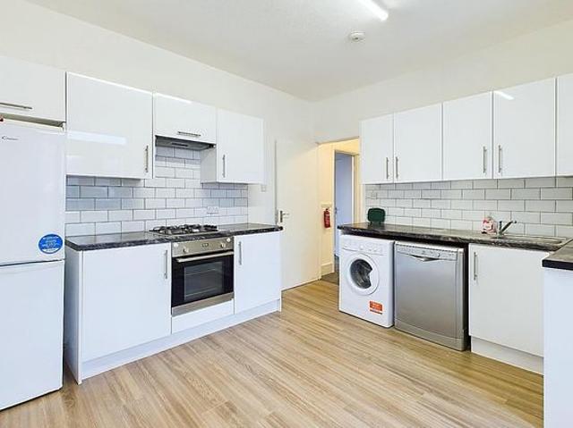 Apartment for rent in Strawberry Hill, Greater London