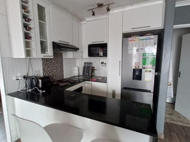 Flat for sale in Seaview, Kwazulu-natal