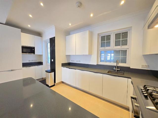 Apartment for rent in Temple Fortune, Greater London