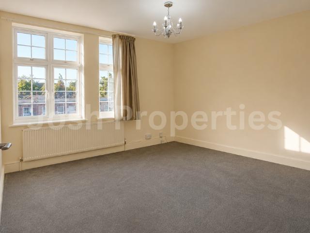 Flat for rent in Rush Green, Greater London