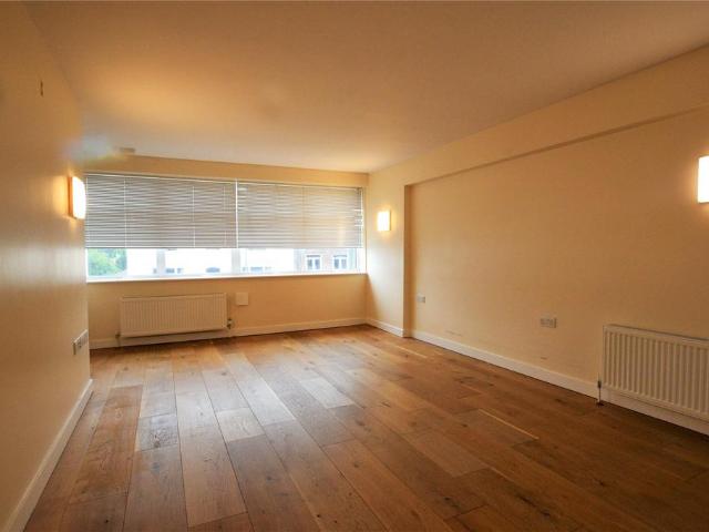 Flat for rent in Heol-las, Surrey