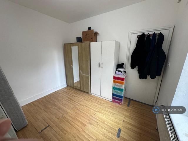 Flat for rent in Plashet, Greater London