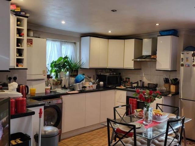Flat for rent in London Borough of Brent, Greater London
