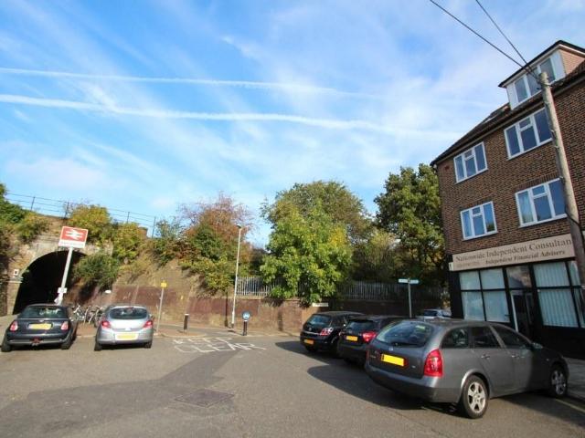 Flat for rent in Berrylands, Greater London