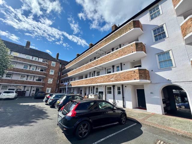Flat for rent in Calderstones