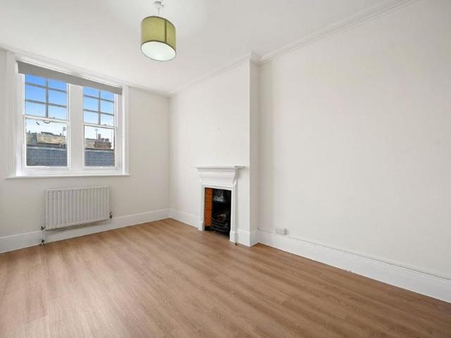 Apartment for rent in Strawberry Hill, Greater London