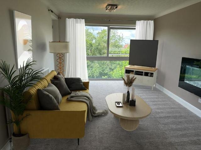 Apartment for rent in Longlands, Greater London
