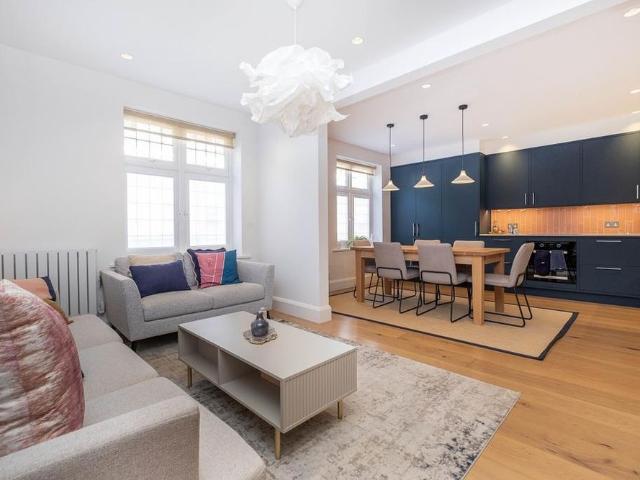 Apartment for rent in London Borough of Merton, Raynes Park