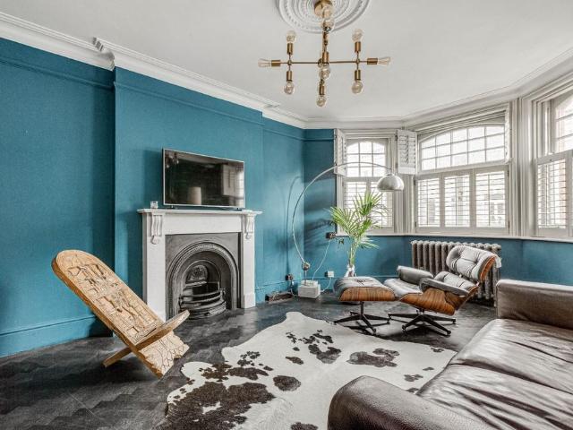 Flat for rent in West Kensington, Greater London