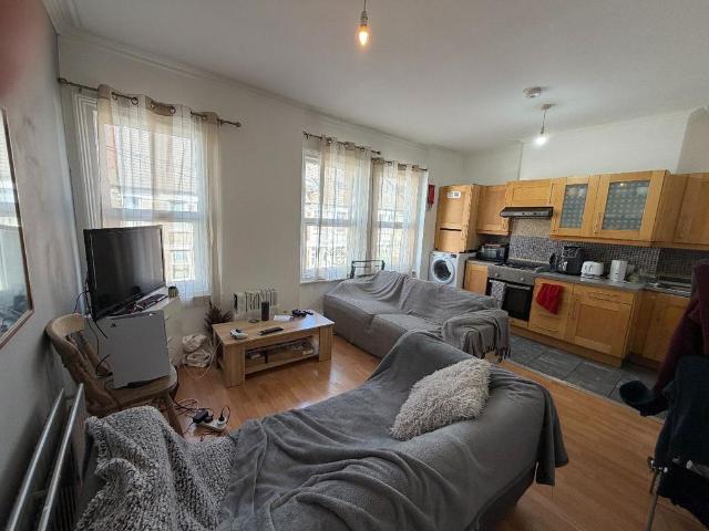Flat for rent in Summerstown, Greater London
