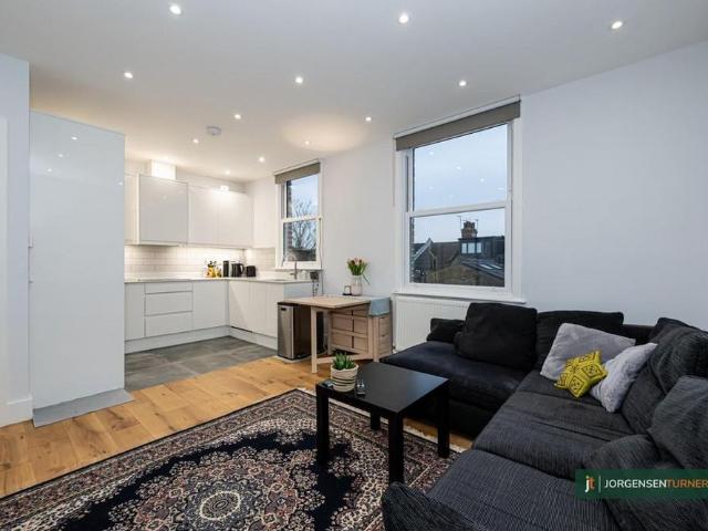 Apartment for rent in Brondesbury, Greater London