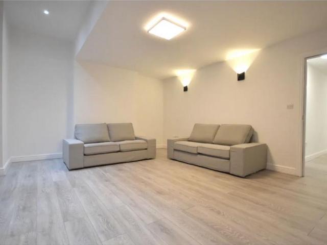 Apartment for rent in Furzedown, Greater London