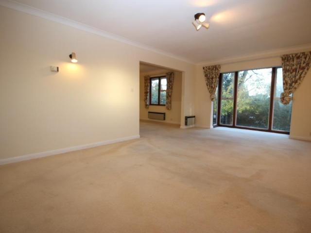 Flat for rent in Totteridge, Cressex