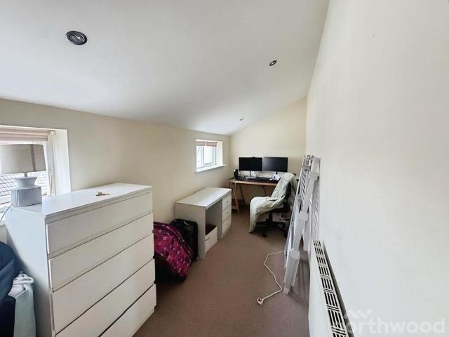 Apartment for rent in Stoneycroft, Calderstones