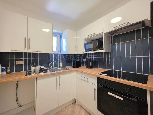 Flat for rent in Huddersfield, West Yorkshire