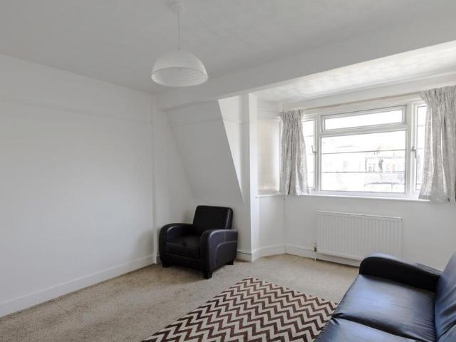 Apartment for rent in Furzedown, Greater London