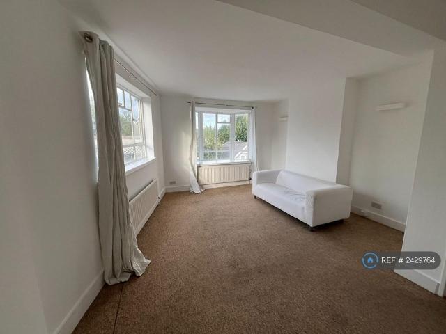 Flat for rent in Strawberry Hill, Greater London
