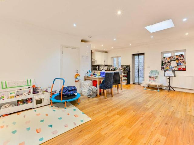 Flat for rent in Fulham, Greater London