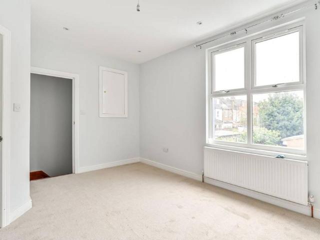Apartment for rent in London Borough of Merton, Collier's Wood