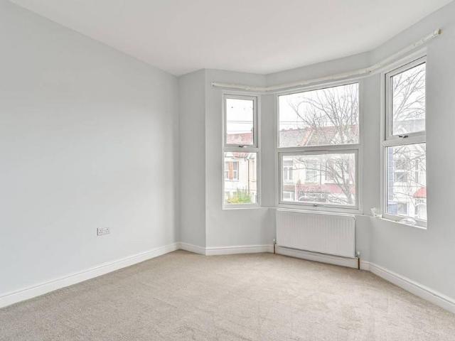 Apartment for rent in London Borough of Merton, Collier's Wood