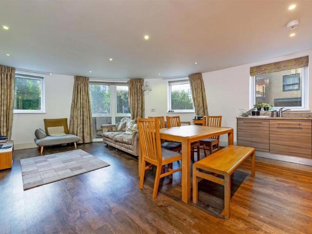 Apartment for rent in Little Stanmore, Greater London
