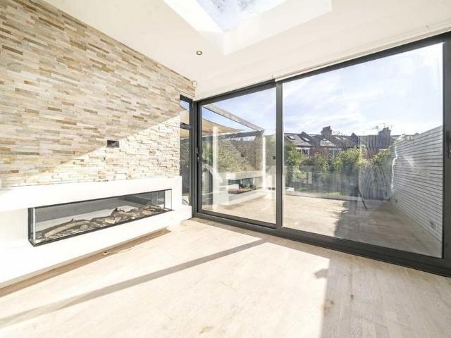 Apartment for rent in Strand-on-the-Green, Greater London