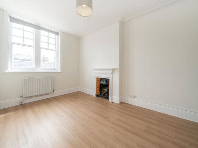 Apartment for rent in Strawberry Hill, Greater London