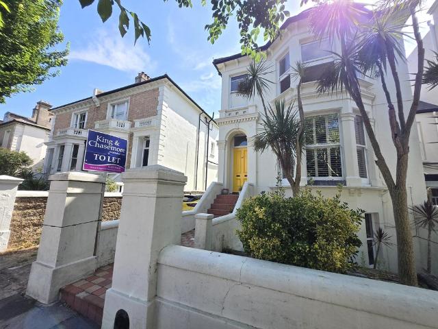 Flat for rent in Aldrington