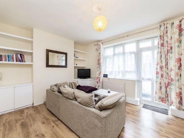 Apartment for rent in Furzedown, Greater London