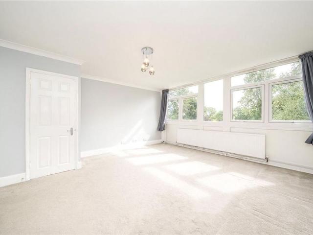 Apartment for rent in Middle Park, Greater London