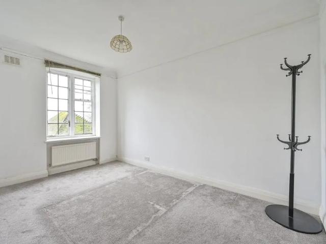 Apartment for rent in Manor Fields, Greater London