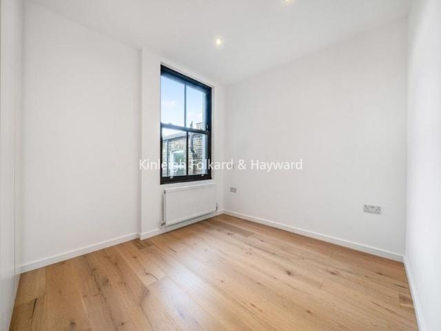 Apartment for rent in Summerstown, Greater London