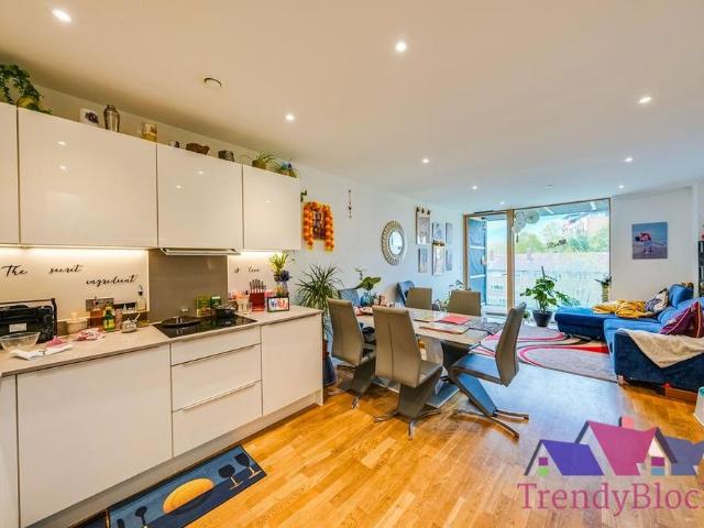 Apartment for rent in Widmore, Greater London