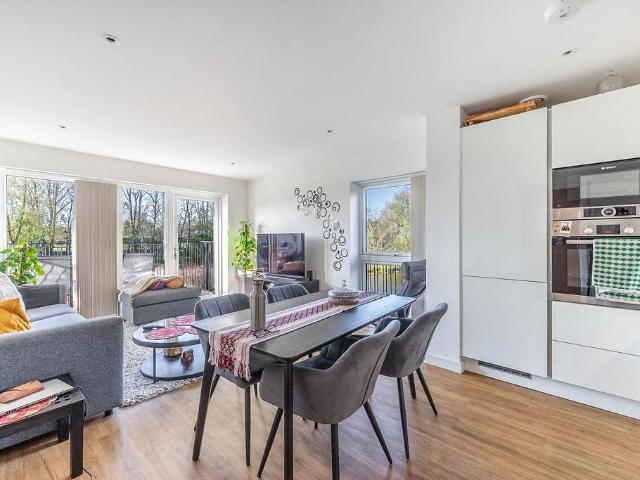 Flat for rent in Little Stanmore, Greater London