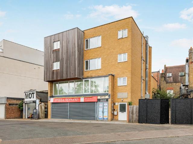 Flat for rent in London Borough of Merton, Mitcham